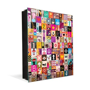 Puede incluir: Una colorida obra de arte mural con un dise&ntilde;o de mosaico. La obra presenta una variedad de elementos gr&aacute;ficos, incluyendo n&uacute;meros, instrumentos musicales y figuras abstractas, dispuestos en un patr&oacute;n de cuadr&iacute;cula. La paleta de colores incluye rojo, amarillo, azul y verde.