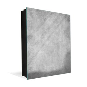 Può includere: Uno specchio da parete quadrato, grigio testurizzato, con una cornice nera.