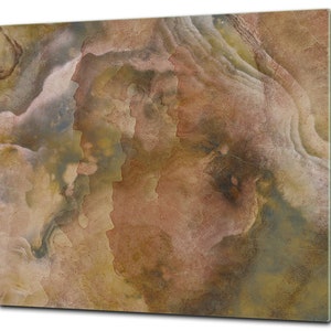 Op de afbeelding: Abstracte kunstprint met draaiende patronen in tinten van bruin, beige en groen. De print heeft een textuur, vergelijkbaar met aquarel.