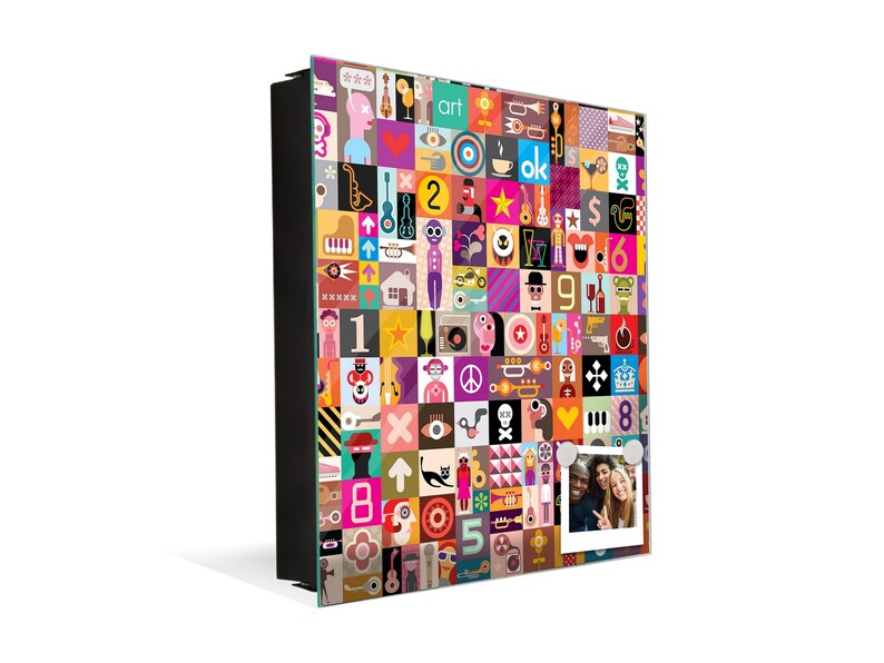 Puede incluir: Un colorido tablero magn&eacute;tico montado en la pared con un collage de gr&aacute;ficos de arte pop, n&uacute;meros y s&iacute;mbolos. Una peque&ntilde;a foto est&aacute; adjunta al tablero. El tablero es rectangular y tiene un marco negro.