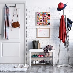 Puede incluir: Un recibidor luminoso con una puerta blanca, pared de ladrillo y varios objetos decorativos. Un sombrero rojo est&aacute; sobre un perchero, y una obra de arte enmarcada y un banco con zapatos completan la decoraci&oacute;n. Una bufanda y un bolso cuelgan de la puerta.