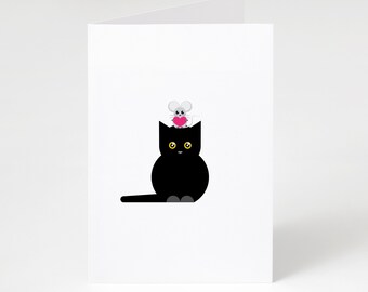 Puede incluir: Tarjeta de felicitación blanca plegada con un gato negro de ojos amarillos y un ratón gris con un corazón rosa. El gato está sentado y el ratón está posado sobre su cabeza. El diseño es de estilo caricatura simple.