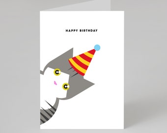 Puede incluir: Tarjeta de felicitación blanca con un gato gris con un gorro de fiesta. La cabeza del gato, con ojos amarillos y nariz rosa, asoma por un lado. El gorro es amarillo con rayas rojas y un pompón azul. El texto "HAPPY BIRTHAY" está impreso.