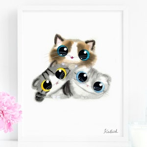 Könnte beinhalten: Ein Aquarellbild von drei niedlichen Katzen mit großen Augen. Die Katzen sind übereinander gestapelt, wobei die größte Katze oben liegt. Die oberste Katze ist braun und weiß, die mittlere Katze ist grau und weiß und die unterste Katze ist grau und weiß mit gelben Augen. Das Bild ist unten rechts mit "Kalleid" signiert.