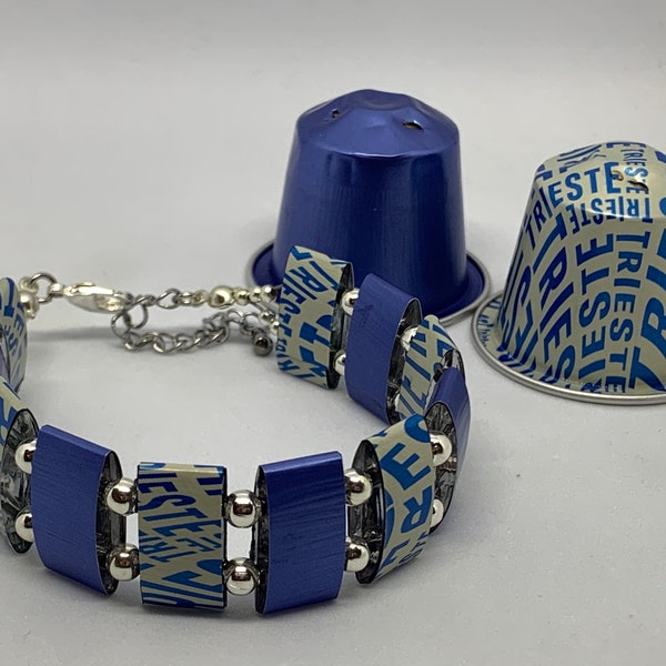 Außergewöhnliches Armband aus Kaffeekapseln in blau