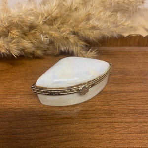 Vintage Ceramic Shell Shaped Snuff Box / Tiny Miniature Pill Box / Jewelry Box / Small Trinket Container
