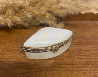 Vintage Ceramic Shell Shaped Snuff Box / Tiny Miniature Pill Box / Jewelry Box / Small Trinket Container