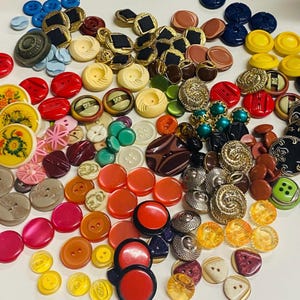Circa 50s and 60s Lot Vintage Buttons in various shapes and colors / Vintage Fashion Materials / Old Set of Buttons