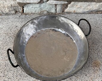 Olla de cobre estañada primitiva antigua, decoración rústica del campo, recipiente de plantas vintage hecho a mano del Egeo y el Mediterráneo