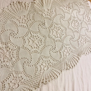 Vintage Shabby Chic Style Rectangular Table Runner / 80s Vintage Doily made of Cotton Yarn / Vintage Retro Home Decor / Rustic Decor