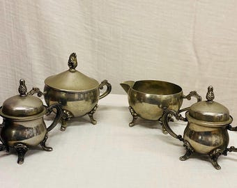 Juego exclusivo vintage de la década de 1960 compuesto por azucarero, jarra para leche y dos tazas de café pequeñas de aleación de latón bañado en plata