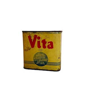 以下が含まれることがあります： 「Vita」という赤い文字が書かれた黄色の金属製の缶。缶には、「Eritılmış Tereyağ Koku ve Lezzetinde Bir Mutfak Yemeklik Nebati Margarinidir」という黒い文字が書かれている。缶には、「Brut: 2 Kg Met: 1.700 Kg」という黒い文字も書かれている。缶には、「Unilever Is Ticaret Sanayi Turk Ltd. Sh. Bakirkoy - Istanbul」という黒い文字が書かれている。