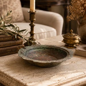 Tigela decorativa de latão antigo | Prato rústico com pátina | Centro de mesa estilo fazenda europeia | Tigela decorativa vintage de metal