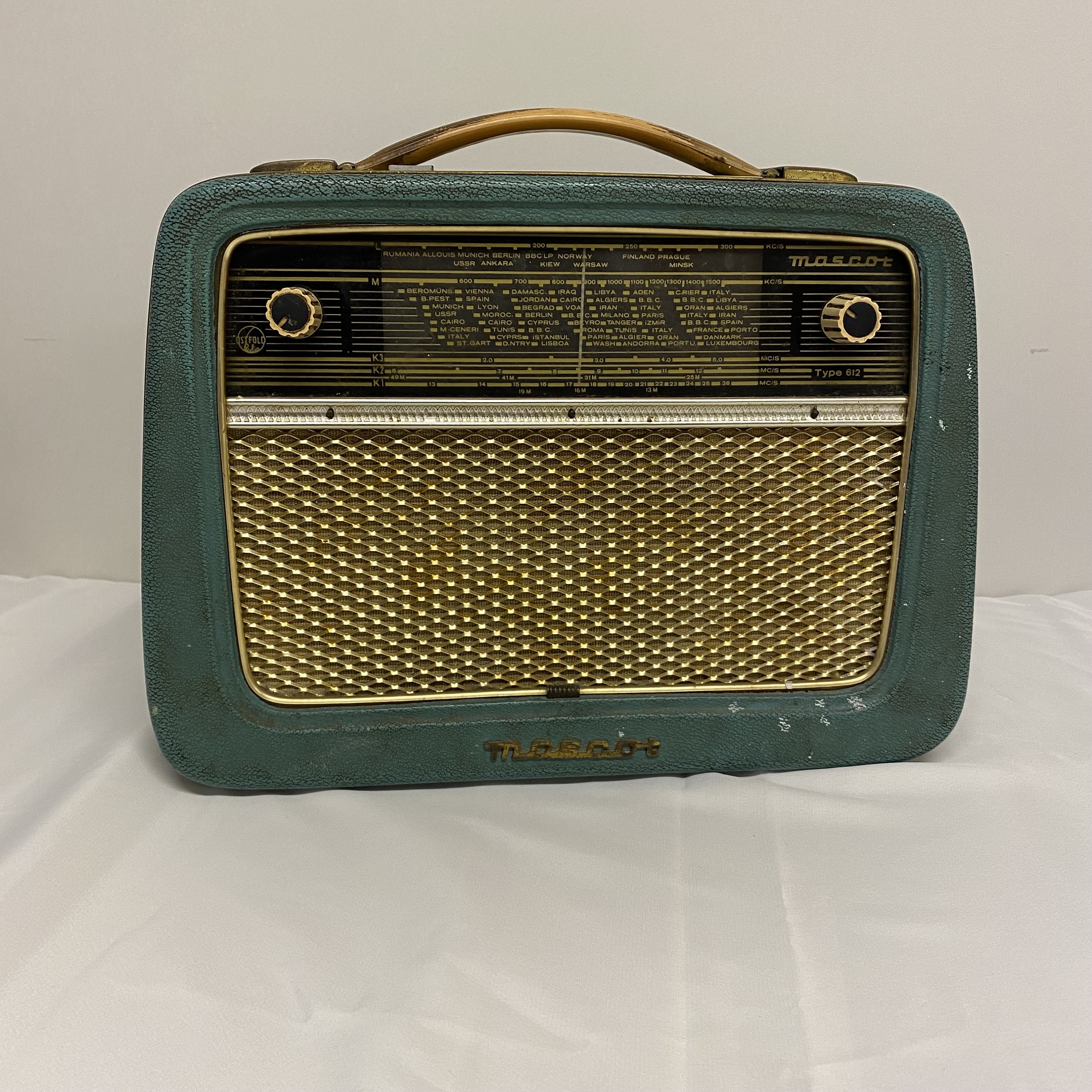 Vintage 1961 Mascot Type 612 Radio, Antique Non-working Tube Radio