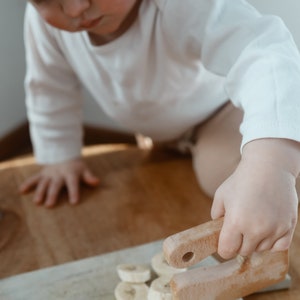 Montessori Küchenhilfe Holzmesser personalisiertes Montessori Holzmesser Kleinkind Küchenhelfer Bild 5