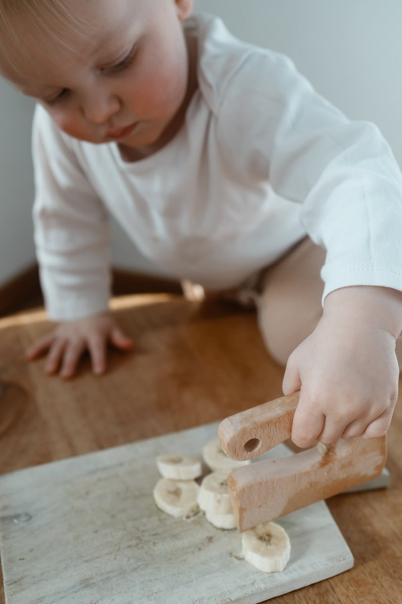 Aide de cuisine Montessori couteau en bois couteau en bois Montessori personnalisé aide de cuisine pour tout-petits image 5