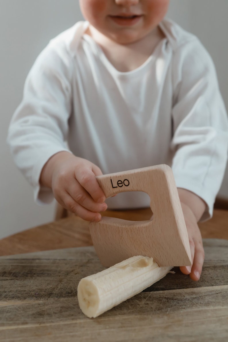 Aide de cuisine Montessori couteau en bois couteau en bois Montessori personnalisé aide de cuisine pour tout-petits image 1