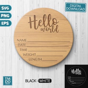 Pode incluir: Um sinalizador redondo de madeira clara com a frase "Hello world" em escrita cursiva. Inclui linhas para registrar o nome, a data, a hora, o peso e o comprimento de um bebê. A madeira apresenta veios.