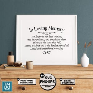 以下が含まれることがあります： 黒いスクリプトフォントで「In Loving Memory」というテキストが入った額入りのプリント。プリントは、装飾品のある木製の表面に表示されます。画像には、「SVG PNG EPS」、「Photo Frame Not Included」、「Digital Download」というテキストも含まれています。