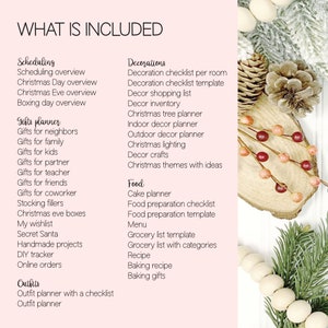 K&ouml;nnte beinhalten: Eine rosa-wei&szlig;e druckbare Checkliste zur Planung einer Weihnachtsfeier. Die Checkliste enth&auml;lt Abschnitte f&uuml;r Planung, Dekoration, Geschenke, Essen und Outfits. Das Bild enth&auml;lt einen dekorativen Rand aus Kiefern&auml;sten und roten Beeren.