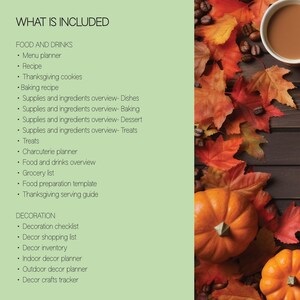 K&ouml;nnte beinhalten: Eine gr&uuml;n-wei&szlig;e Checkliste mit dem Titel "What is Included" und einer Liste von Artikeln f&uuml;r ein Thanksgiving-Dinner. Die Liste umfasst Essen und Getr&auml;nke, Dekoration und andere Artikel. Das Bild ist vor einem Hintergrund aus Herbstlaub, K&uuml;rbissen und Kaffeebohnen.