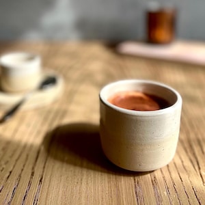 Elfenbeinfarbene Kaffeetassen mit henkelloser, gepunkteter Steingutuntertasse für Macchiato, Dessertportionen und Eiscreme