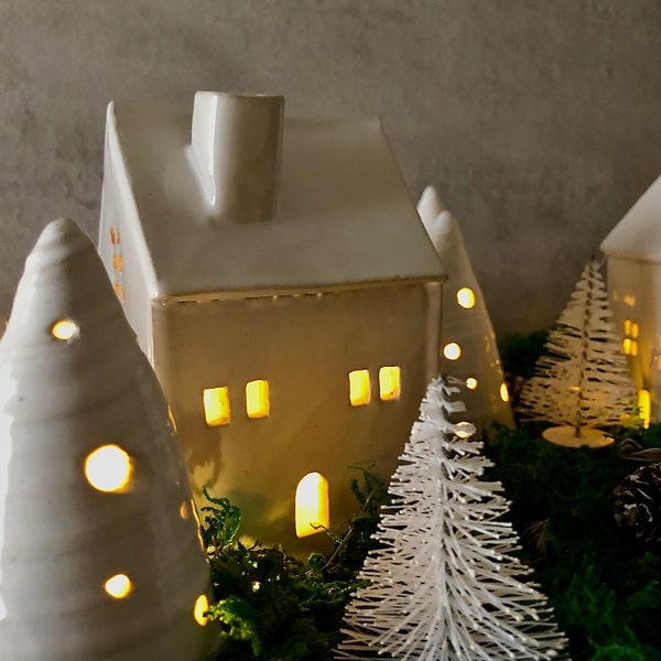 Witte keramische kersthuisjes met kerstbomen | Ideaal voor het creëren van je eigen kerstdorp | Inclusief kaars