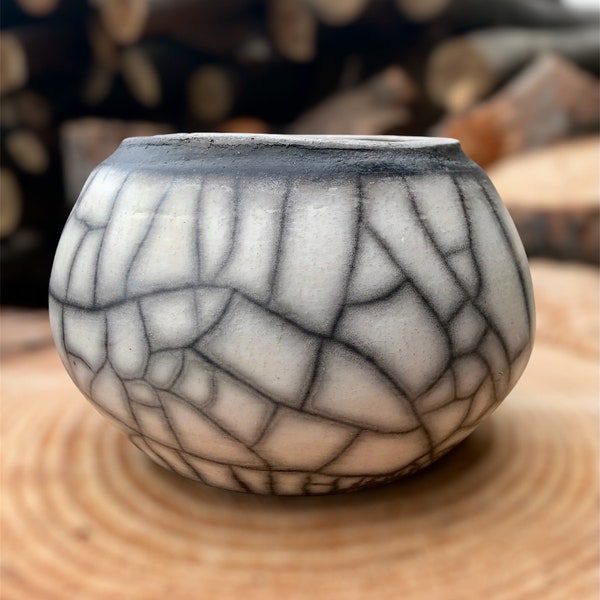 Schwarz-weiße Vase aus nackter Raku-Keramik