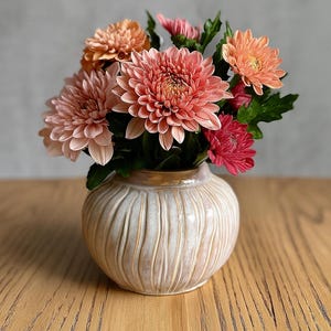 Vase en grès blanc et lilas aux nuances beiges