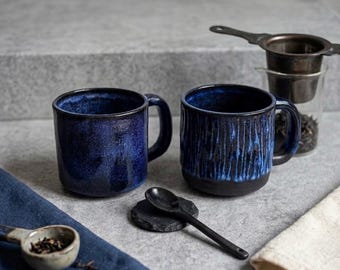 Tazas de té de gres negro y azul para infusiones, té de cebada o café americano con asa.