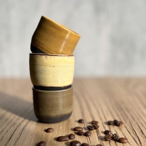 Tazzine da caffè in ceramica gialle senape e verdi in gres nero senza manico | set da 2, 4 o 6 tazzine SU ORDINAZIONE