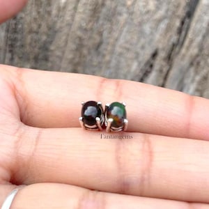 Clous d'oreilles en opale noire, clous en argent 925, clous d'oreilles en opale, bijoux de clous d'oreilles en argent repoussé avec jeu de couleurs, clous d'oreilles ovales en opale noire