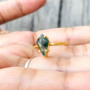 Handmade Kite Cut Moss Agate Ring: 925 Sterling Silver