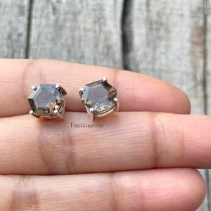 Puede incluir: Un par de pendientes de plata con piedras preciosas de cuarzo ahumado hexagonales.