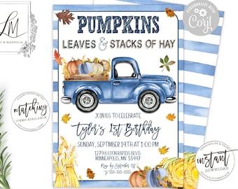 Può includere: Uno sfondo a strisce blu e bianche con un camioncino blu che trasporta zucche, balle di fieno e foglie autunnali. Il testo "PUMPKINS LEAVES & STACKS OF HAY" è in cima all'invito. Il testo "Tyler's 1st Birthday" è al centro dell'invito. Il testo "SUNDAY, SEPTEMBER 14TH AT 1:00 PM" è sotto il testo di compleanno. Il testo "12798 COON RAPIDS BLVD. MINNEAPOLIS, MN 55447" è sotto l'ora e la data. Il testo "Rep by September 1st 7-333-555-5555" è in fondo all'invito.