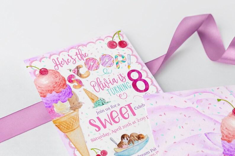 Op de afbeelding: Roze en witte verjaardagsuitnodiging met een aquarel-illustratie van ijshoorns en sprinkels. De tekst luidt "Here's the Scoop! Olivia is turning 8. Join us for a Sweet Celebration. Saturday, April 20th at 2:00 PM."
