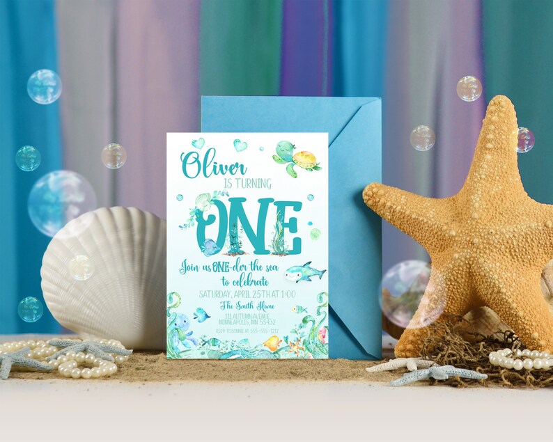 Peut inclure: Une carte d'invitation bleue et verte avec une illustration aquarelle d'une tortue, de poissons et d'algues. Le texte sur la carte indique "Oliver a un an. Rejoignez-nous sous l'eau pour f&ecirc;ter &ccedil;a Samedi 25 avril &agrave; 13h00 Chez les Smith 311 Autumn Lane Minneapolis, MN 55432 RSVP avant le 15 avril"