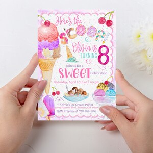 Op de afbeelding: Roze en blauwe uitnodiging voor een ijsfeest met een aquarel-illustratie van ijshoorns, scheppen en sprinkels. De tekst luidt "Here's the scoop Olivia is turning 8 Join us for a Sweet Celebration Saturday, April 20th at 2:00 pm Olivia's Ice Cream Parlor 22981 Hanson Blvd., Denver, CO 8020 RSVP to Bonnie at (720) 566-6656"