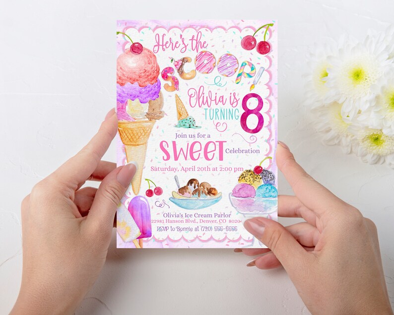 Op de afbeelding: Roze en blauwe uitnodiging voor een ijsfeest met een aquarel-illustratie van ijshoorns, scheppen en sprinkels. De tekst luidt "Here's the scoop Olivia is turning 8 Join us for a Sweet Celebration Saturday, April 20th at 2:00 pm Olivia's Ice Cream Parlor 22981 Hanson Blvd., Denver, CO 8020 RSVP to Bonnie at (720) 566-6656"