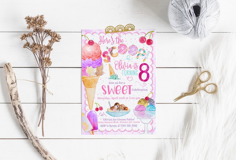 Op de afbeelding: Roze en blauwe verjaardagsuitnodiging met een aquarel-illustratie van ijshoorns en een bolletje ijs. De tekst luidt "Here's the Scoop Olivia is turning 8 Sweet Celebration Saturday, April 20th at 2:00 pm Olivia's Ice Cream Parlor 2201 Harrison Blvd, Denver, CO 80204 RSVP to Bottle at 720-099-6656"