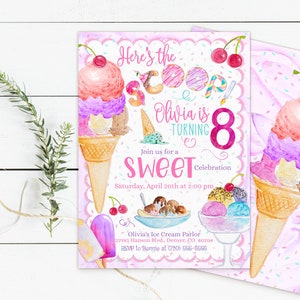 Op de afbeelding: Roze en paarse ijshoorn verjaardagsuitnodiging met de tekst "Here's the scoop & Olivia is turning 8" en "Join us for a Sweet Celebration" met de datum en tijd van het feest. De uitnodiging bevat ook de naam en het adres van de ijssalon en de RSVP-informatie.