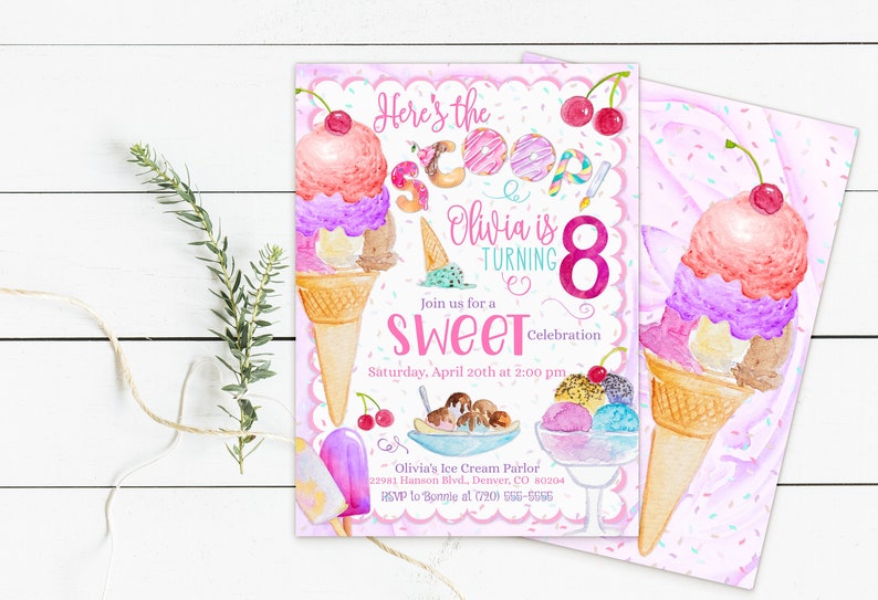 Op de afbeelding: Roze en paarse ijshoorn verjaardagsuitnodiging met de tekst "Here's the scoop & Olivia is turning 8" en "Join us for a Sweet Celebration" met de datum en tijd van het feest. De uitnodiging bevat ook de naam en het adres van de ijssalon en de RSVP-informatie.