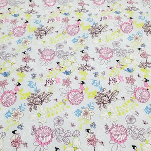 Op de afbeelding: Een lichtblauwe stof met een herhalend patroon van roze bloemen, groene bladeren en kleine vogels. De bloemen hebben een wit centrum en zijn omringd door een ring van roze bloemblaadjes. De bladeren zijn in verschillende tinten groen. De vogels zijn lichtblauw en hebben kleine, zwarte ogen.