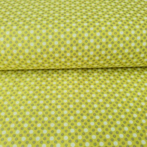 Könnte beinhalten: Gelber Stoff mit weißen Punkten. Der Stoff ist in der Mitte gefaltet, so dass das Muster auf beiden Seiten sichtbar ist.