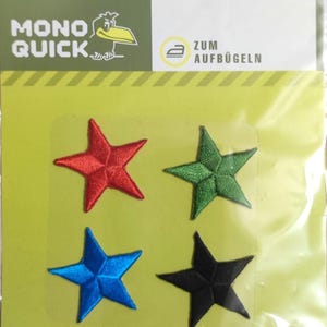 Könnte beinhalten: Vier Bügelbilder in Form eines fünfzackigen Sterns. Die Sterne sind rot, grün, blau und schwarz.