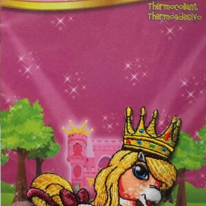 Könnte beinhalten: Bügeleisen-Aufnäher mit einem rosa-weißen Pony, das eine goldene Krone mit bunten Edelsteinen trägt. Das Pony hat eine rosafarbene Schleife am Schwanz und steht vor einem rosa Schloss.