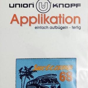 Könnte beinhalten: Ein blauer Bügel-Patch mit einem gelben und orangenen Vintage-Van mit Surfbrettern auf dem Dach. Der Van fährt an einem Strand mit Palmen entlang. Der Text "Surf Camp 68" befindet sich auf dem Patch.