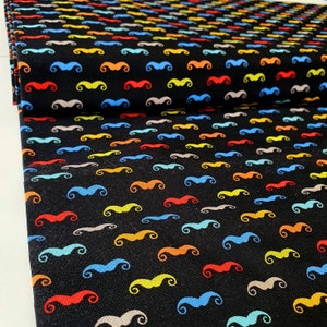 Peut inclure: Tissu noir avec un motif répétitif de moustaches colorées. Les moustaches sont de différentes couleurs, notamment rouge, orange, jaune, vert, bleu et gris.