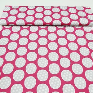 Könnte beinhalten: Pinkfarbener Stoff mit einem weißen Polka-Dot-Muster. Die Punkte sind groß und haben kleinere weiße Punkte im Inneren.