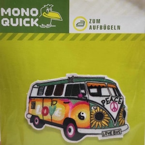 Peut inclure: Un patch thermocollant coloré représentant un van Volkswagen blanc avec les mots "Peace" et "Love Bus" à l'arrière. Le van est décoré de fleurs, de symboles de paix et d'un symbole yin-yang.